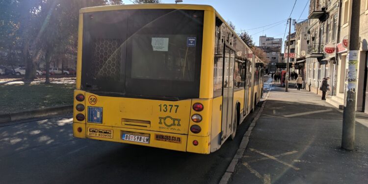 Autobus GSP udario u stub na Zvezdari