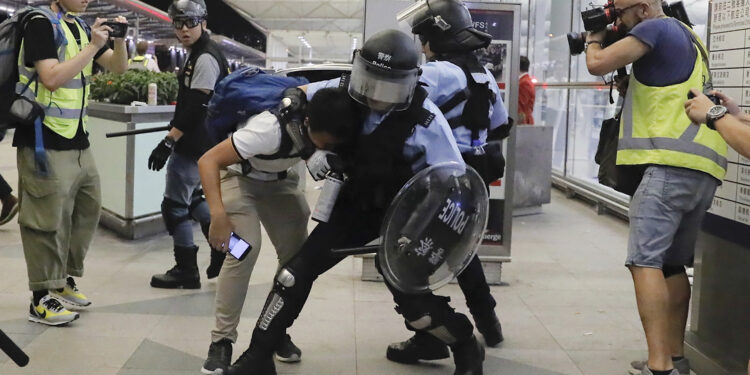 Ponovo kritično u Hongkongu: Rušeni zidovi sa protestnim porukama