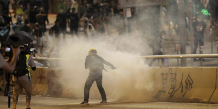 Ulice Hong Konga: Molotovljevi kokteli, suzavac i kišobrani (FOTO/VIDEO)