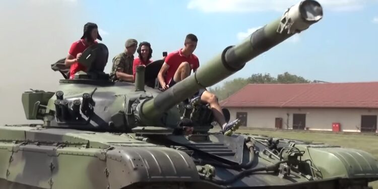Vojska Srbije provozala omladince Zvezde na tenku (VIDEO)