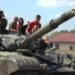 Vojska Srbije provozala omladince Zvezde na tenku (VIDEO)