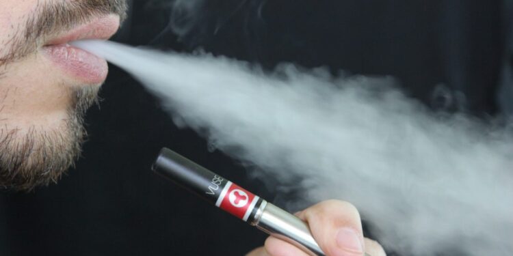 Tramp traži zabranu ukusa za elektronske cigarete