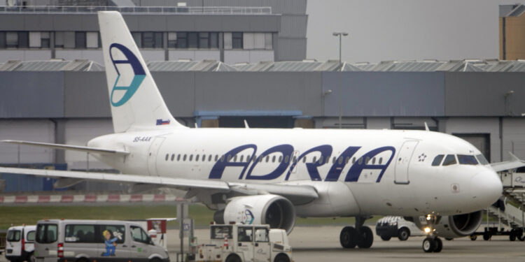 Slovenački avio-prevoznik otkazao let za Beč, preti zaplena aviona