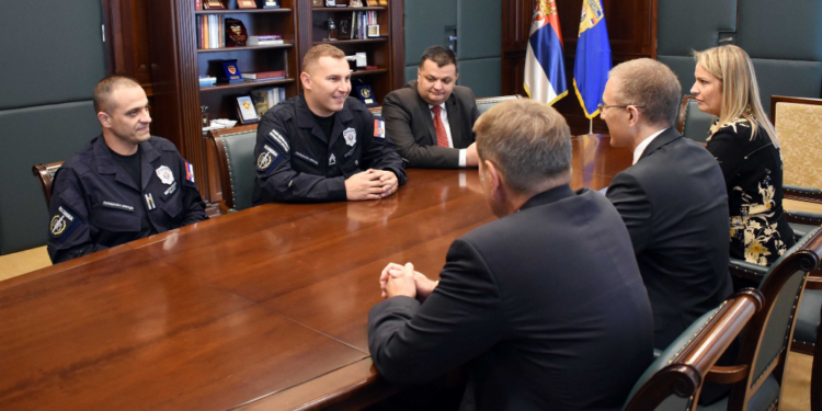 Nagrada za policajca koji je goloruk savladao razbojnika (FOTO)