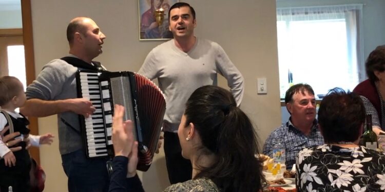 Tri sveće, tri kolača i čitanje „slave“