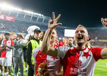 Zadnjica kao martinela: Smešni autogol u praškom derbiju (VIDEO)