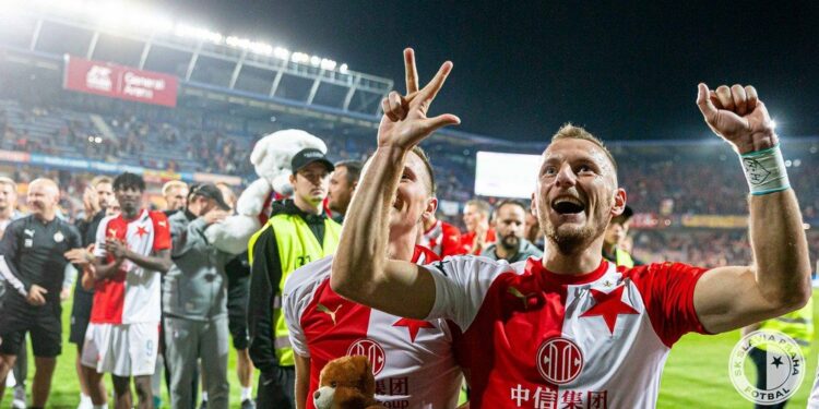 Zadnjica kao martinela: Smešni autogol u praškom derbiju (VIDEO)