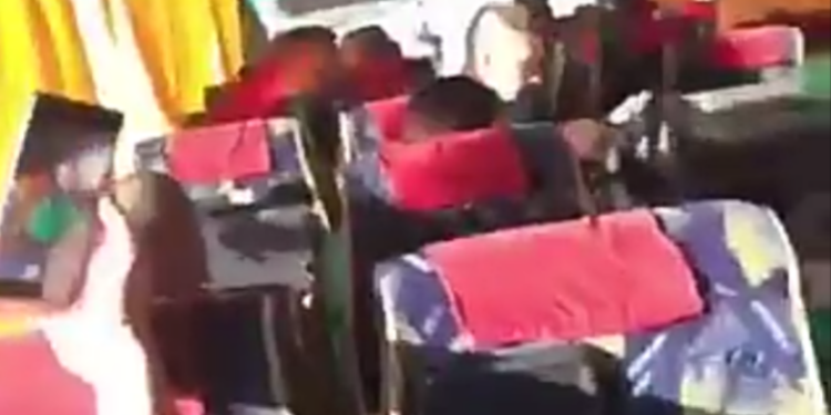 Prešli su granicu: Igrači Trepče uz pesmu i zastavu Srbije krenuli put Beograda (VIDEO)