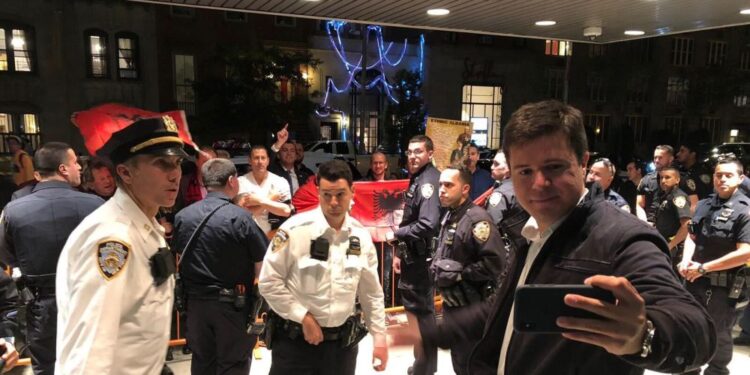 Haos u Njujorku: Policija čuvala Malagurskog od albanskih demonstranata (VIDEO)