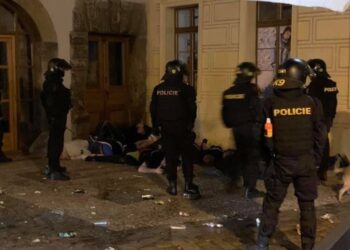 Češka policija se sukobila sa engleskim navijačima (VIDEO)