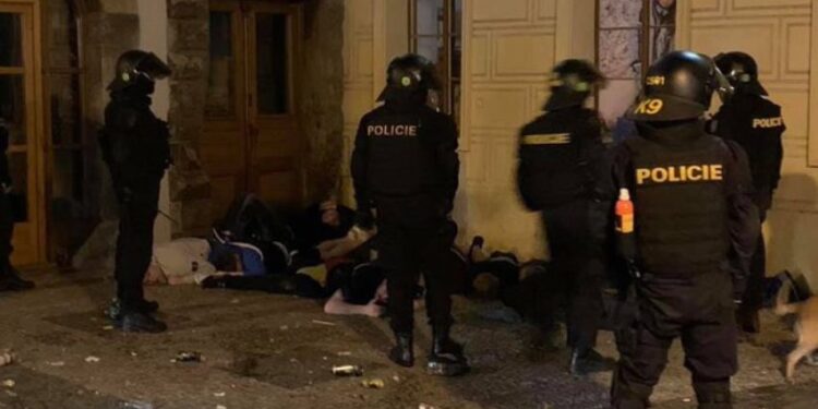 Češka policija se sukobila sa engleskim navijačima (VIDEO)