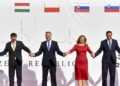 Vučić ruku pod ruku sa članovima Višegradske grupe u Pragu (FOTO)
