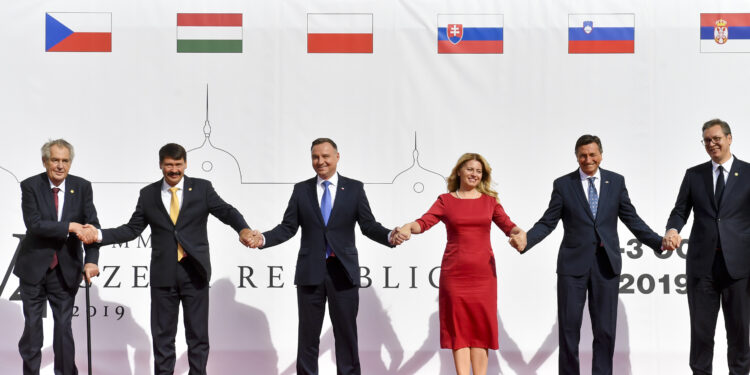 Vučić ruku pod ruku sa članovima Višegradske grupe u Pragu (FOTO)