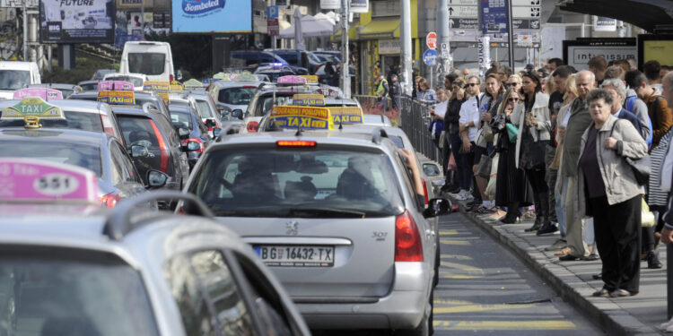 Terorisanje grada se nastavlja: Taksista napao policajku