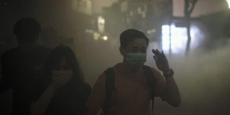 Hongkong: Nasilje na protestima, više desetina povređenih, zatvoren metro