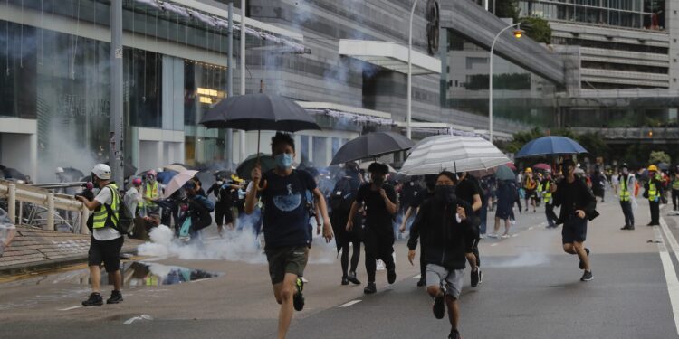 Hongkong: Policija suzavcem na demonstrante
