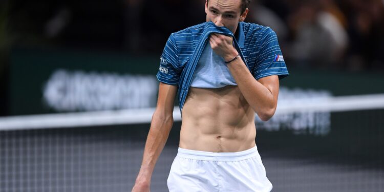 Medvedev eliminisan na startu turnira u Parizu