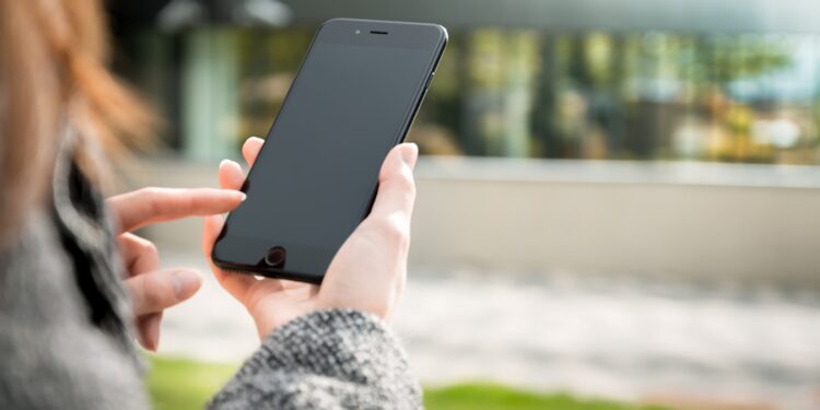 Tinejdžerka umrla nakon što joj je eksplodirao mobilni na punjaču