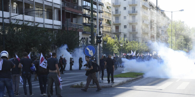 Demonstranti u Atini palili zastavu SAD: Pompeo idi kući!
