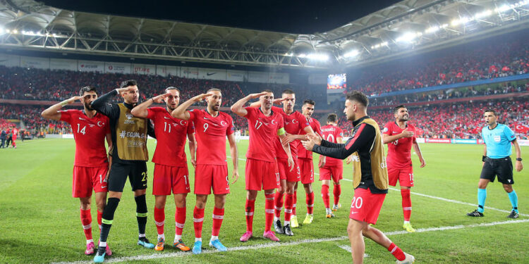 Turski fudbaleri salutirali na meču u znak podrške vojsci u Siriji (VIDEO)