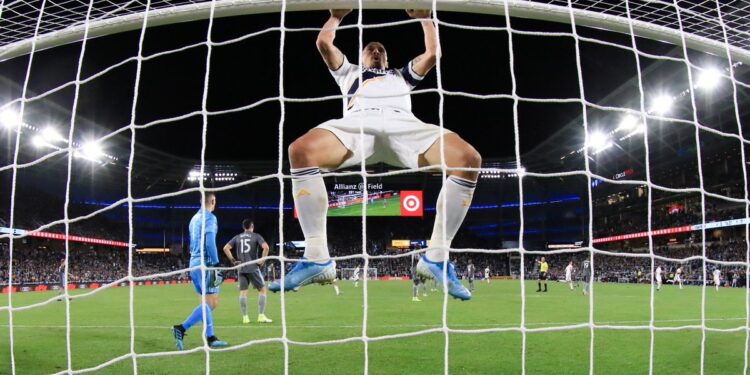 Ibrahimović odgovorio protivničkom navijaču hvatanjem za međunožje (VIDEO)