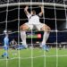 Ibrahimović odgovorio protivničkom navijaču hvatanjem za međunožje (VIDEO)
