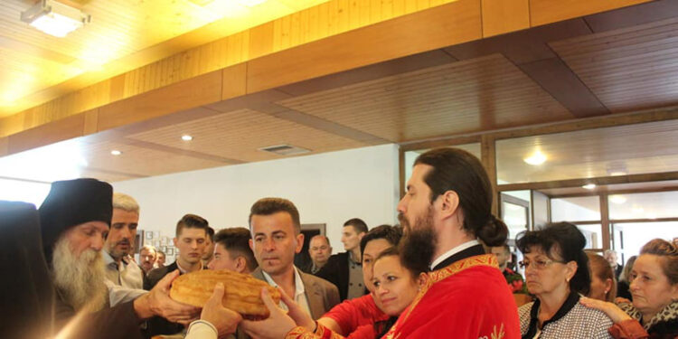 Kolač lomili s vladikom