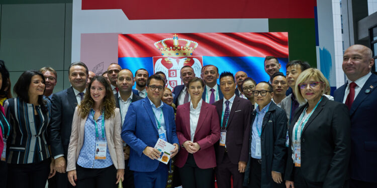 Premijerka Brnabić sa srpskim izlagačima na sajmu u Šangaju