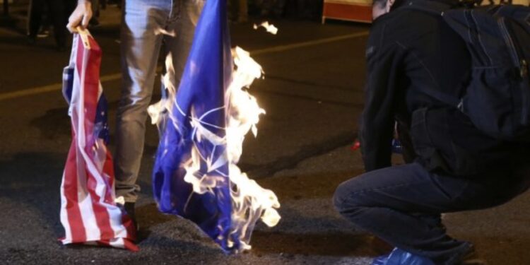 Demonstracije u Grčkoj: “Napolje SAD, NATO i njihove baze!” (VIDEO)