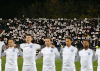 Delili su nam lekcije iz rasizma, a šta ćemo sad? Engleski navijači brutalno vređali Srbe na stadionu u Prištini