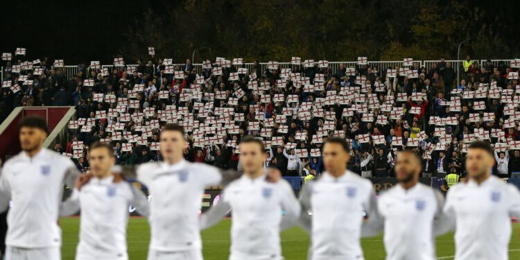 Delili su nam lekcije iz rasizma, a šta ćemo sad? Engleski navijači brutalno vređali Srbe na stadionu u Prištini