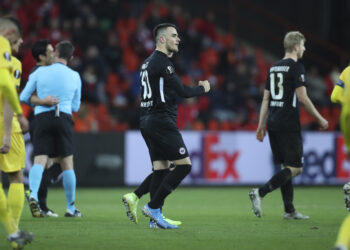 Kostićev lukav gol iz „slobodnjaka“ nedovoljan Ajntrahtu u Liježu (VIDEO)