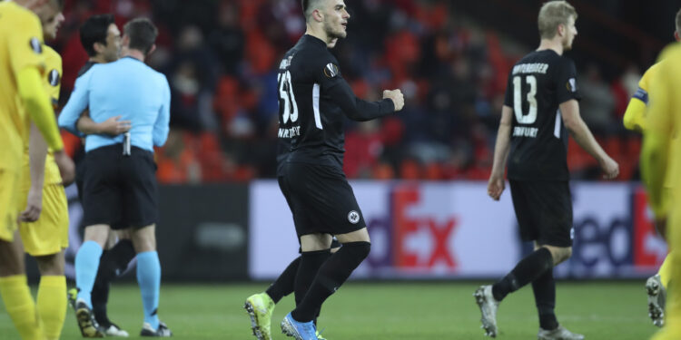Kostićev lukav gol iz „slobodnjaka“ nedovoljan Ajntrahtu u Liježu (VIDEO)