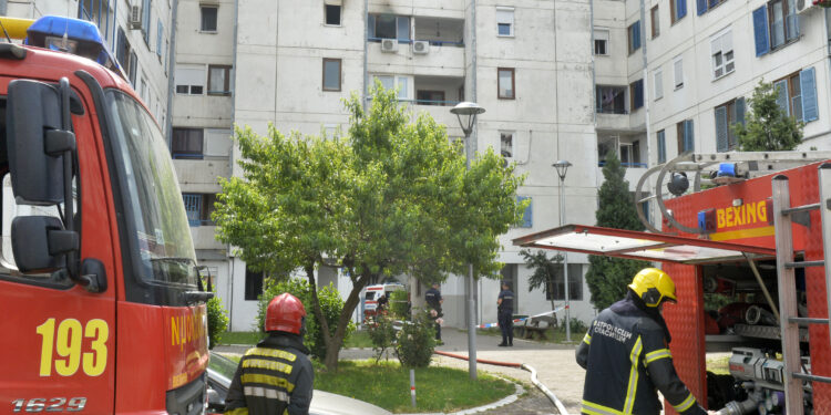 Požar u zgradi u Splitu, otežano gašenje, stanari evakuisani (VIDEO)