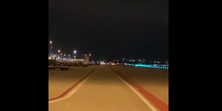 Amsterdam: Putnici i članovi posade bezbedno napustili avion (VIDEO)