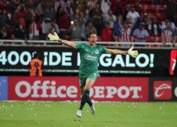 Sipajte mu još jedan čivas: Gol golmana od vrata do vrata (VIDEO)
