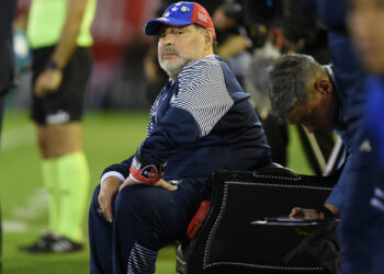 Navijači nisu dali da ode, Maradona opet na klupi Himnasije