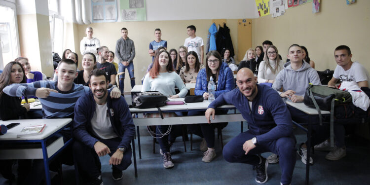 Milivojević i Dmitrović u poseti osnovcima i gimnazijalcima u Mladenovcu (VIDEO)