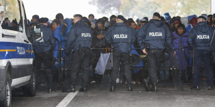 Hrvatska policija teško ranila migranta, u životnoj je opasnosti