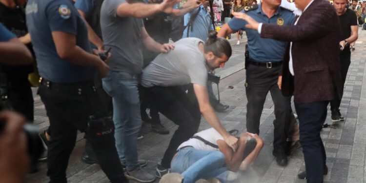 Istanbul: Autobusom uleteo u stanicu, 13 povređeno