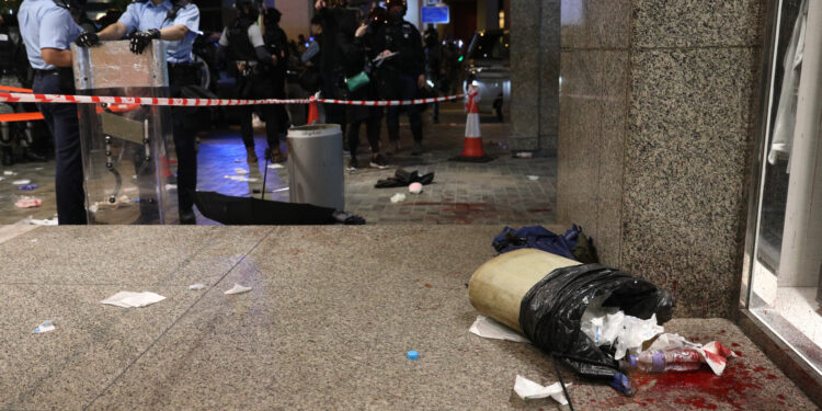 Uznemirujući video: Pobesneli demonstrant političaru odgrizao uvo (FOTO, VIDEO)