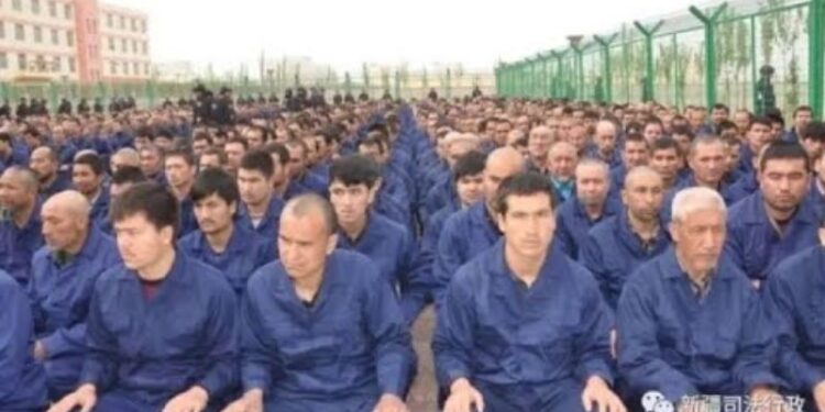 Kina: Otkriveni dokumenti koji dokazuju da su zatvorenicima “ispirani mozgovi”