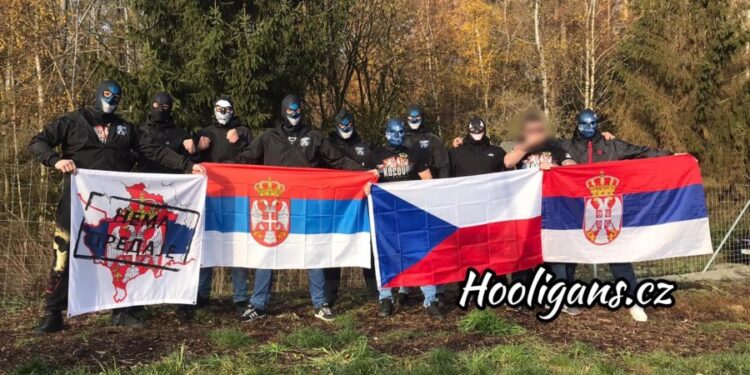 Neprijateljski doček čeških ultrasa navijačima Kosova (VIDEO)