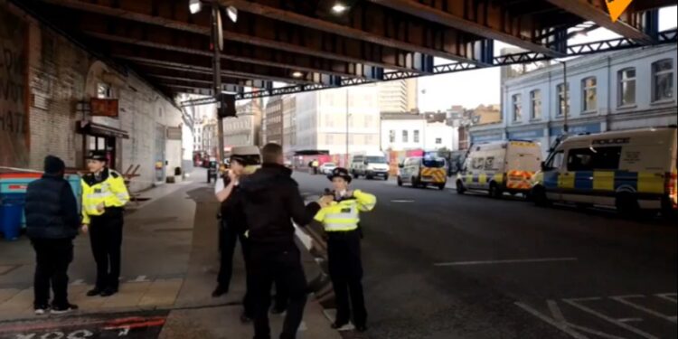 Više osoba izbodeno na Londonskom mostu, tragedija povezana sa terorizmom (VIDEO)