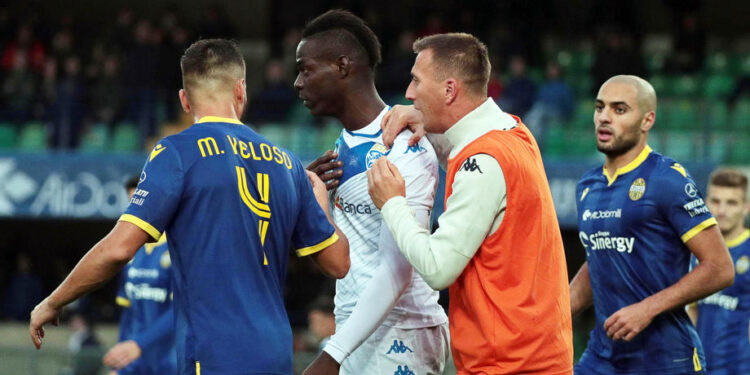 Meč je bio i prekinut: Baloteli na mesti rasista