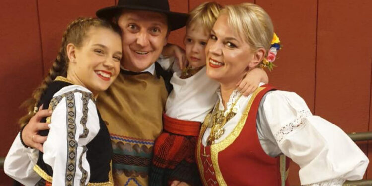Korene čuvaju pesmom i igrom
