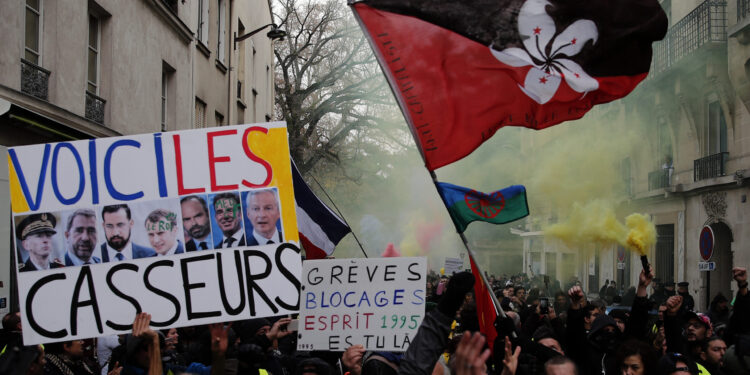 Pariz: Sukobi policije i “Žutih prsluka”, ispaljen suzavac