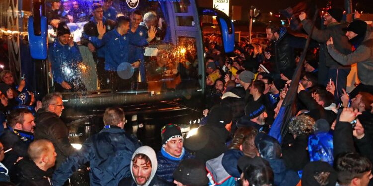 Bergamo nije spavao: Atalanta dočekana u 3 časa ujutro (VIDEO)