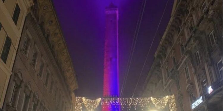 Osvetljen simbol grada u čast Bolonjine pobede u Napulju (VIDEO)