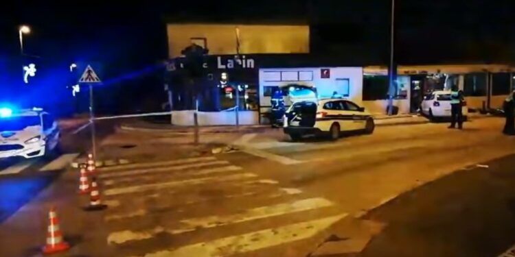 Devojka sa 1,37 promila alkohola u krvi automobilom uletela u baštu kafića i gazila goste (VIDEO)